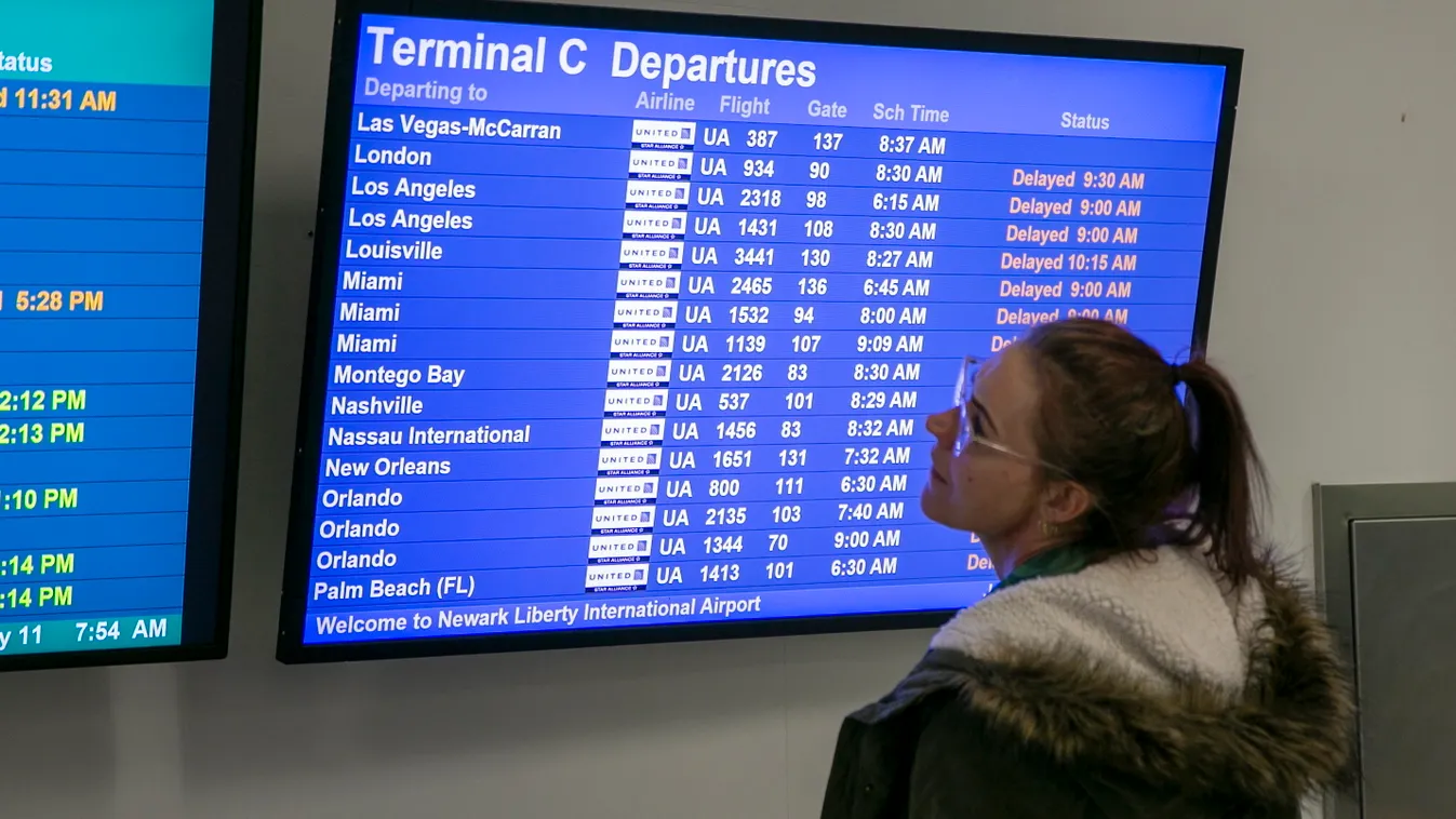 Newark, 2023. január 11.
A törölt vagy késéssel induló járatokat nézi egy nő a New Jersey állambeli Newark Liberty Nemzetközi Repülőtéren 2023. január 11-én. Az amerikai szövetségi légiirányításnál (FAA) történt műszaki hiba miatt egyelőre nem indulhat el