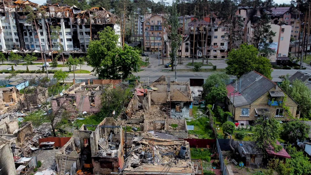 ukrán válság 2022, orosz, ukrán, háború, Ukrajna, Irpiny, romos lakóépület 