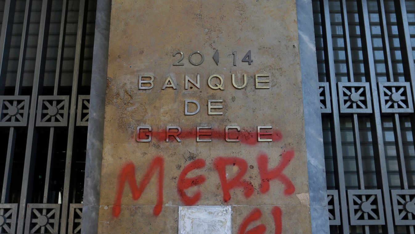 Athén, 2015. július 6.
Vörössel festett "Merkel bankja" felirat a görög nemzeti bank francia nyelvű kiírása helyett 2015. július 6-án, egy nappal az után, hogy a nemek győztek a Görögország nemzetközi hitelprogramjáról tartott népszavazáson. (MTI/AP/Thaná