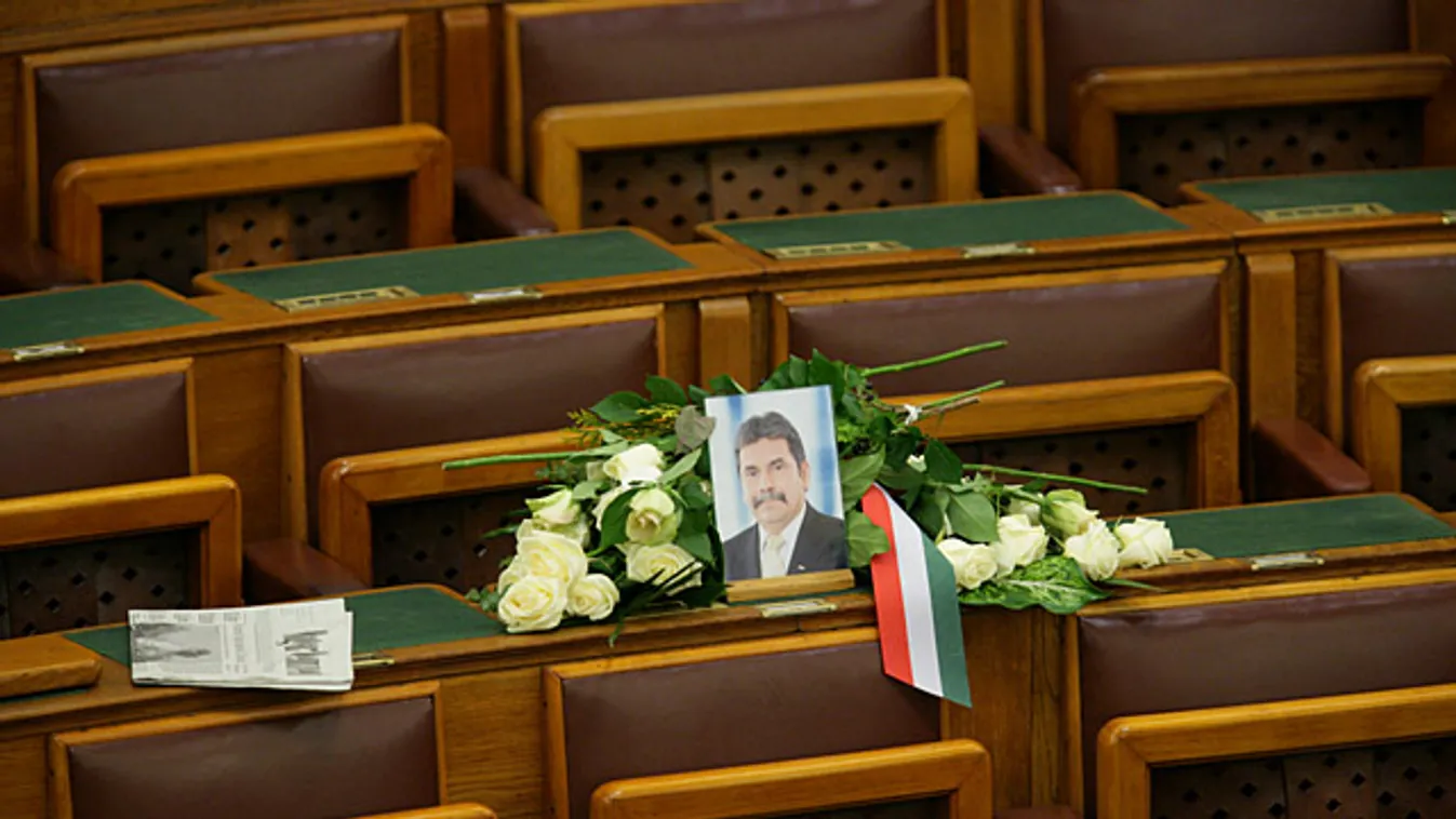 Parlament, alkotmányozás, elkezdődött az új alkotmány vitája, virág az autóbalesetben elhunyt képviselő, Arnóth Sándor helyén