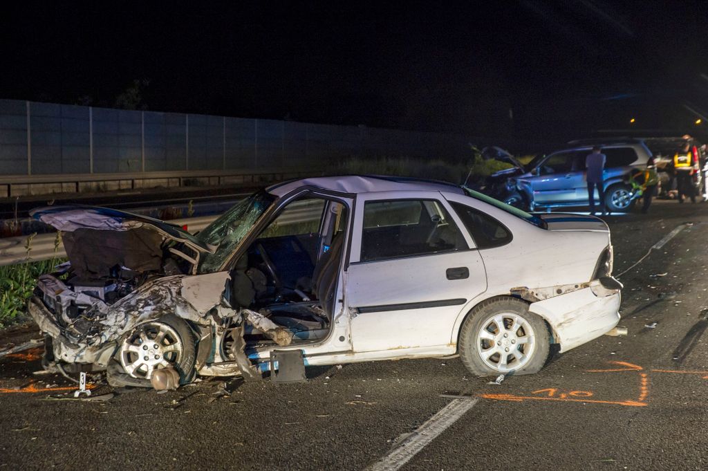 Összetört személygépkocsik az M3-as autópályán Bagnál, miután összeütköztek 2018. május 12-én. 