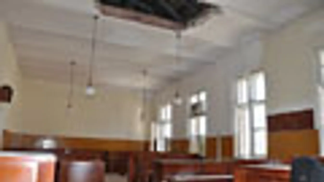 Beszakadt a mennyezet a Szatmár Megyei Törvényszék épületében Szatmárnémetiben