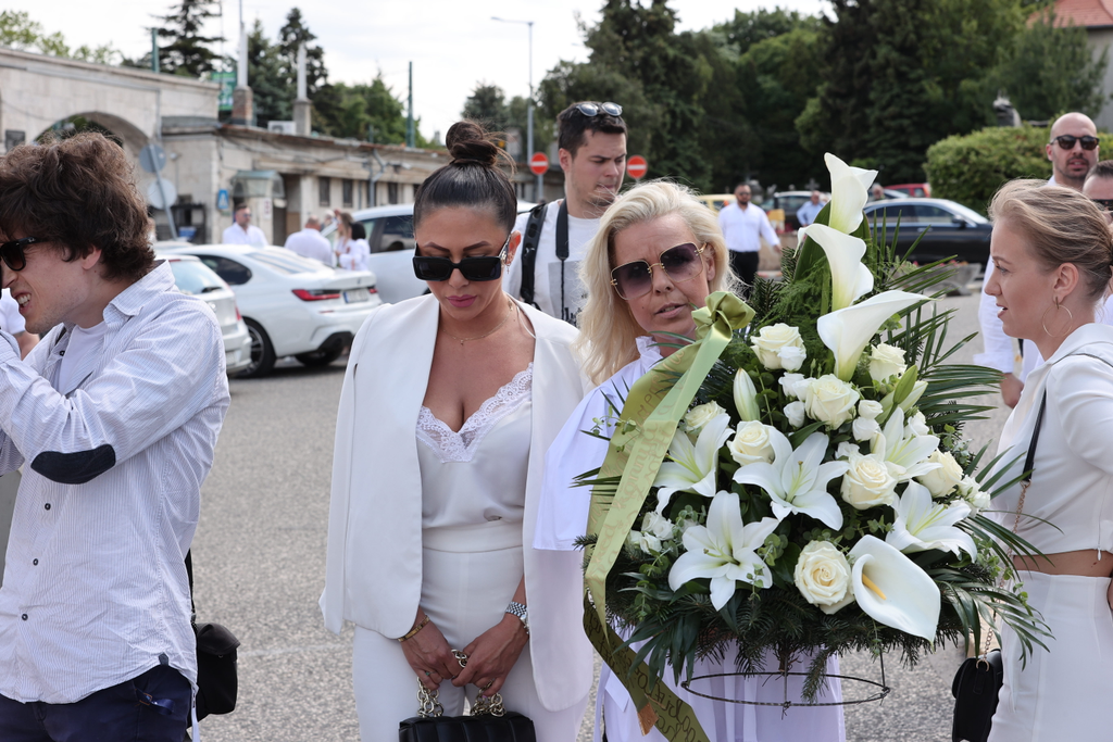 Berki Krisztián temetése, temetés, Berki Krisztián, média celeb, Megyeri Csilla, Szögeczki Ági 