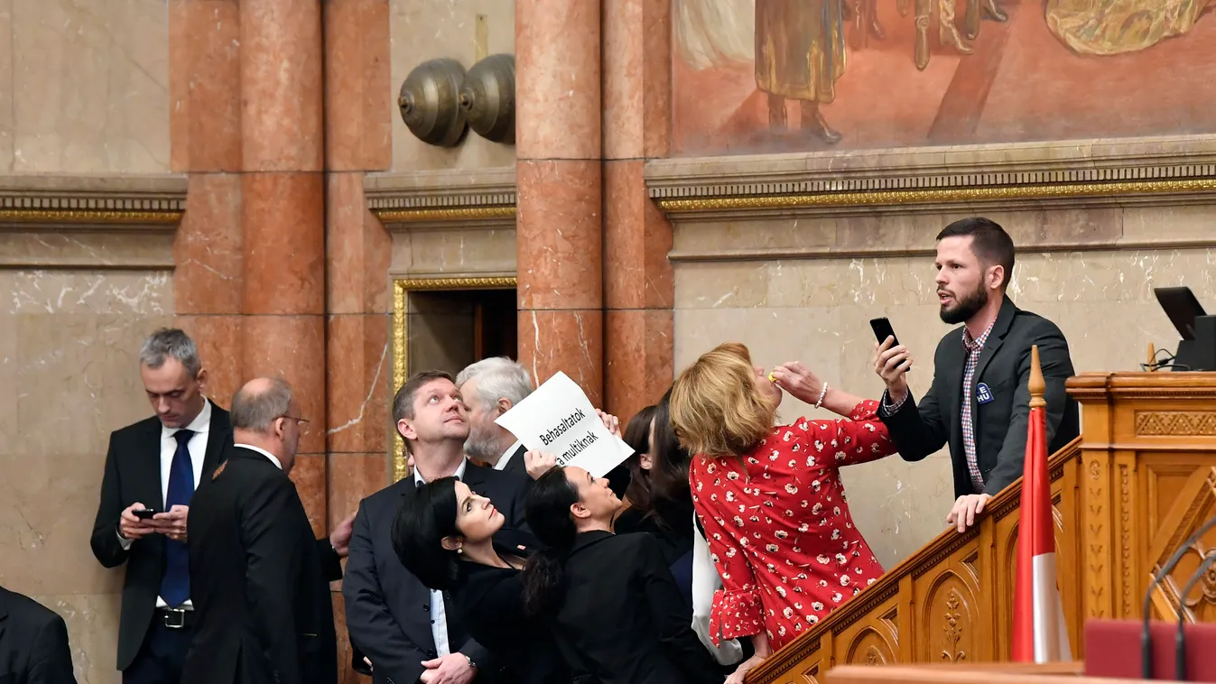 Ellenzéki képviselők elállják a házelnöki pulpitusra vezető lépcsőt az Országgyűlés plenáris ülésén, SZABÓ Tímea; TÓTH Bertalan; TORDAI Bence; KUNHALMI Ágnes; BANGÓNÉ BORBÉLY Ildikó 