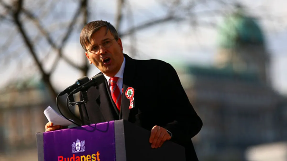 Demszky Gábor bukott főpolgármester is Magyar Pétert támogatja