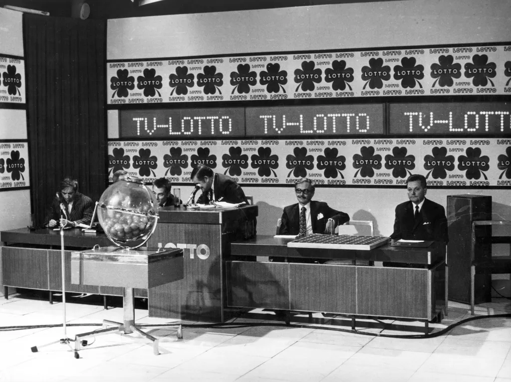 lottó sorsolás
MTV stúdió, TV-Lottó sorsolás. Balról Somogyi Pál, Peterdi Pál (takarva), Kaposy Miklós, jobbról a második Mikes György humoristák.
ÉV
1972 
