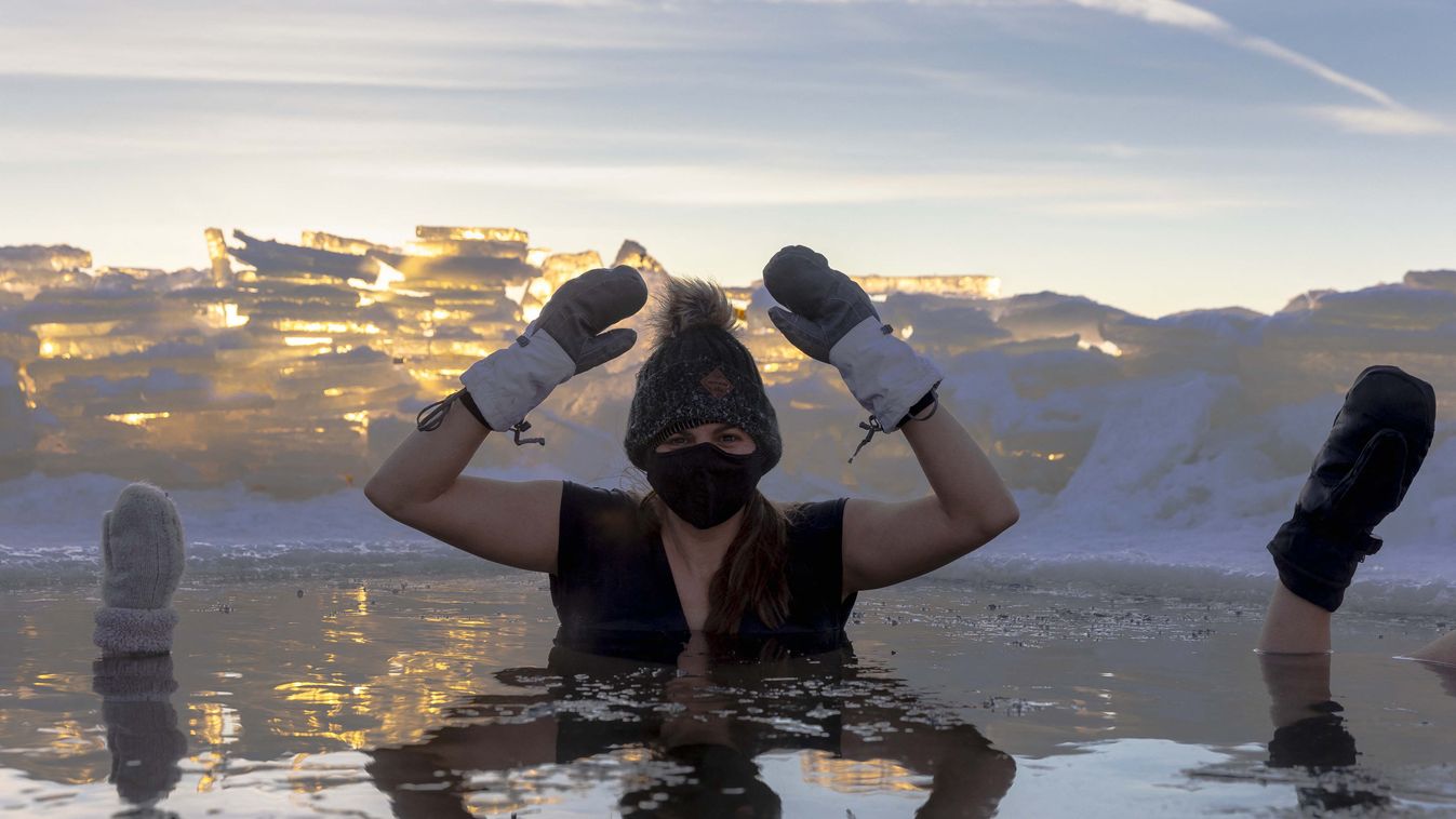 Amerika leghidegebb városában MINNESOTA, USA - JANUARY 26: Morgan Jensen, A member of the group "Submergents" dived in a "pool" carved out of ice at Lake Harriet in Minneapolis, Minnesota, on January 26, 2022. Today, the air temperatur 