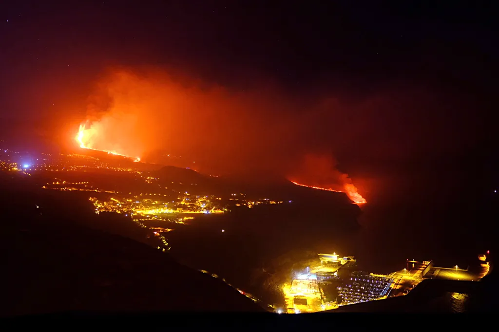 Cumbre Vieja vulkán, vulkánkitörés, Kanári-szigetek, Spanyolország, La Palma, láva 