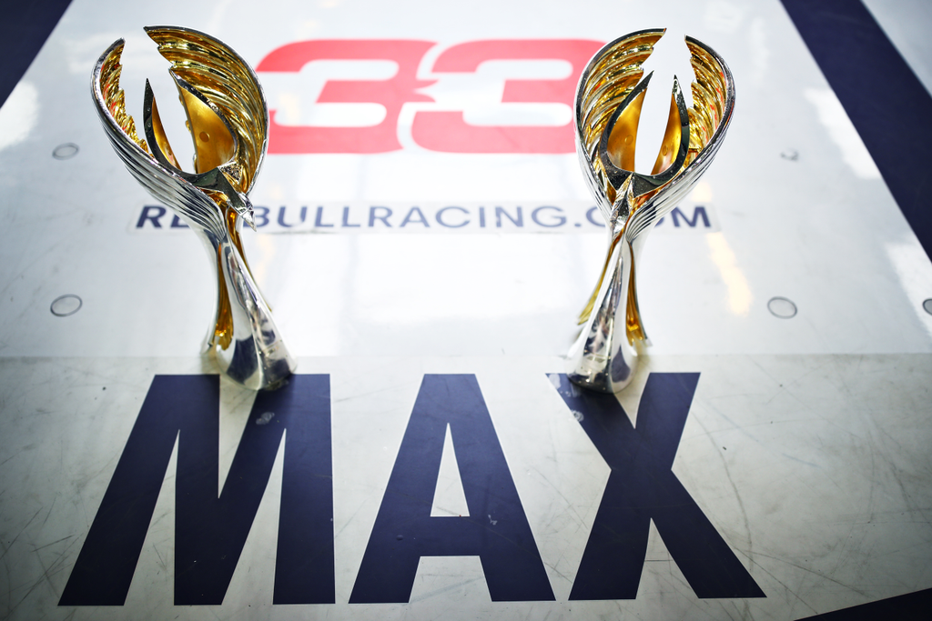 Forma-1, Abu-dzabi Nagydíj, Max Verstappen, Red Bull Racing, trófea 