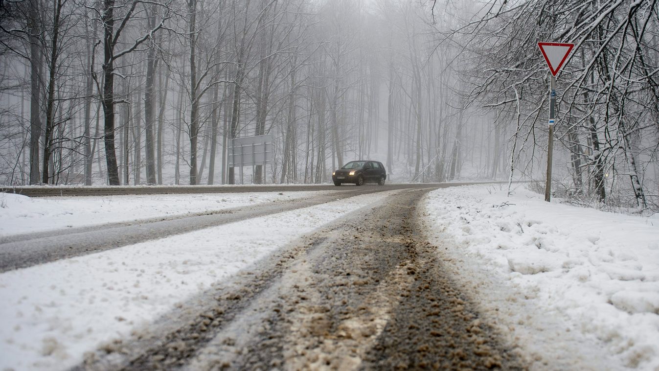 Parádsasvár, 2015. január 25.
Egy személygépkocsi halad a 2408-as út és a 24-es főút kereszteződésénél Parádsasvár közelében 2015. január 25-én.
MTI Fotó: Komka Péter 