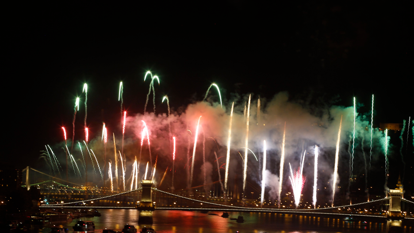 Ünnepi tűzijáték a Duna felett Budapesten 2016. augusztus 20-án, a nemzeti ünnepen. 