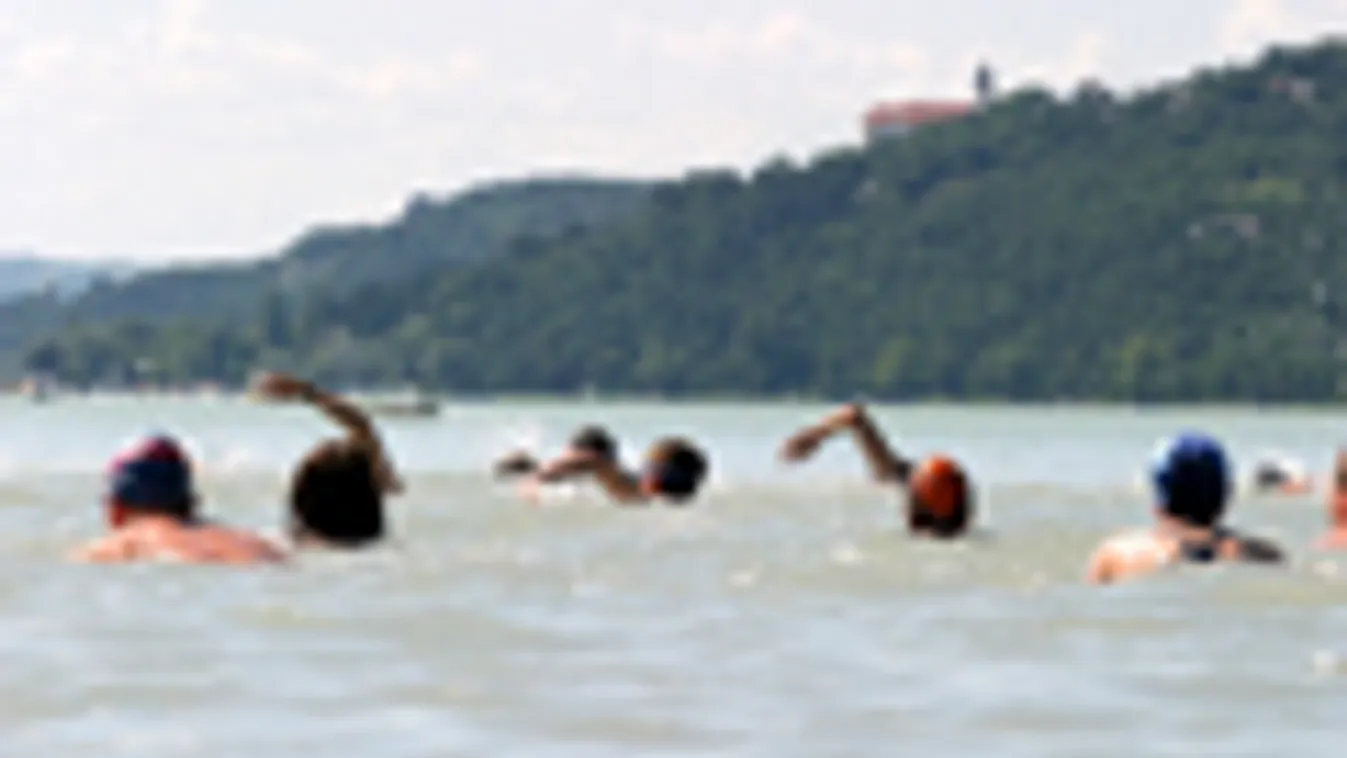Balatonfüred, 2009. július 12. A résztvevők a balatonfüredi Marina hotel strandjáról úsznak Tihany felé az öbölátúszáson