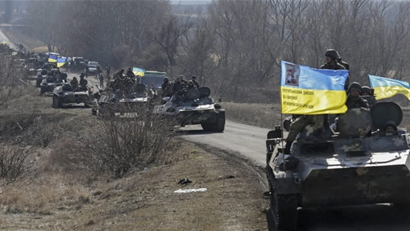 Ukrán katonák páncélozott harcjárműveinek konvoja elhagyja a kelet-ukrajnai Artemivszk települést. A nap folyamán az ukrán hadsereg megkezdte a nehézfegyverek kivonását a front menti ütközőzónából 