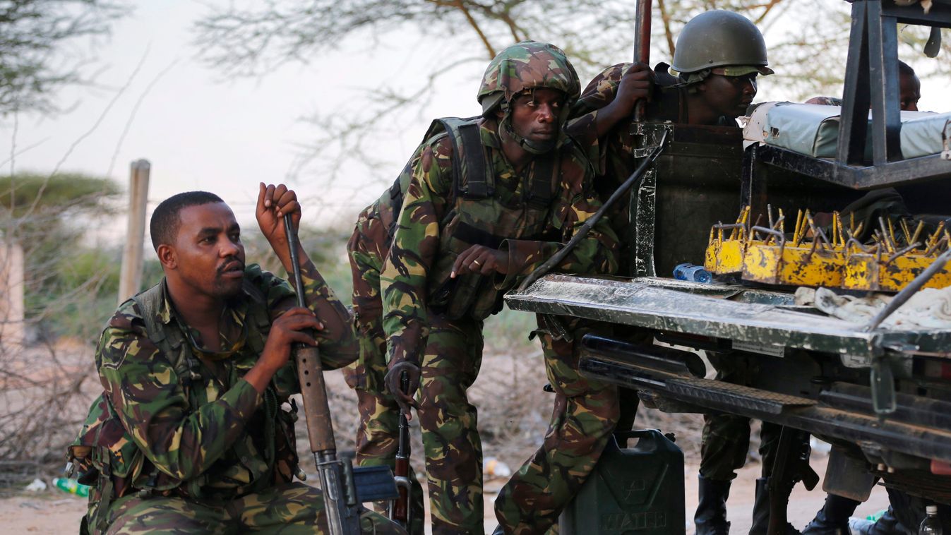 Garissa, 2015. április 2.
Kenyai katonák Garissa város egyeteme előtt 2015. április 2-án, miután az al-Shabaab szomáliai iszlamista milícia tagjai megtámadták az egyetemet és elfoglaltak egy kollégiumi épületet. A terroristák több mint hetven embert megöl