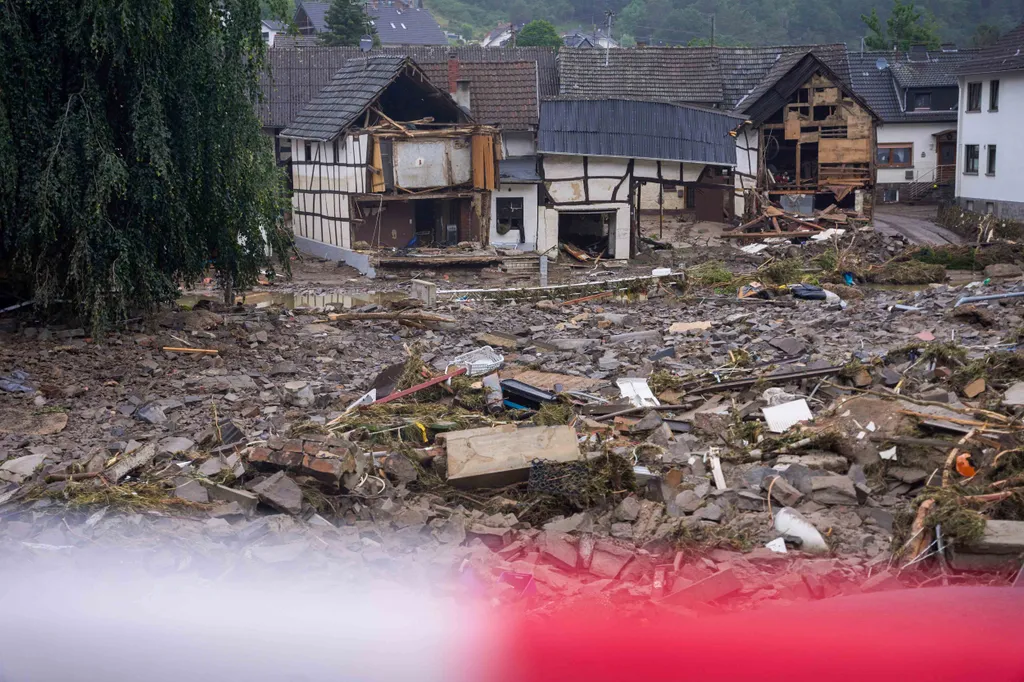 németország áradás, víz 2021.07.16. Horizontal STORM 16 July 2021, Rhineland-Palatinate, Bad Neuenahr-Ahrweiler: Debris lies in the community of Schuld the day after the flood disaster. Heavy rain led to extreme flooding. Photo: Thomas Frey 