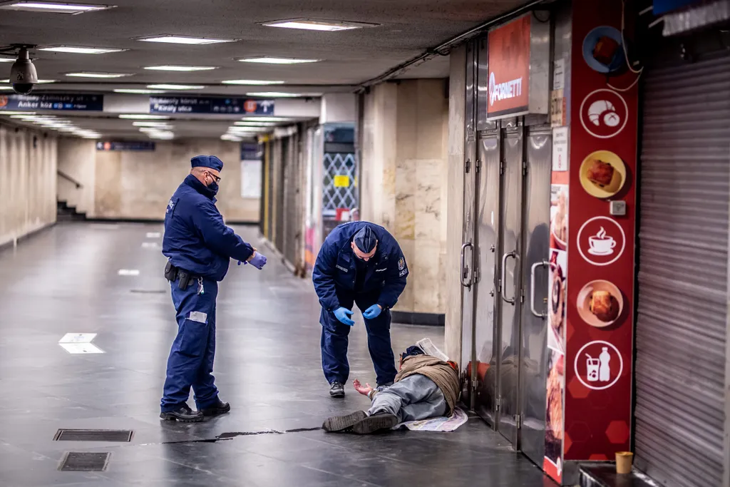 koronavírus, kijárási tilalom, kijárási, korlátozás, Budapest, este, hajléktalan, aluljáró, igazoltatás, rendőrök 