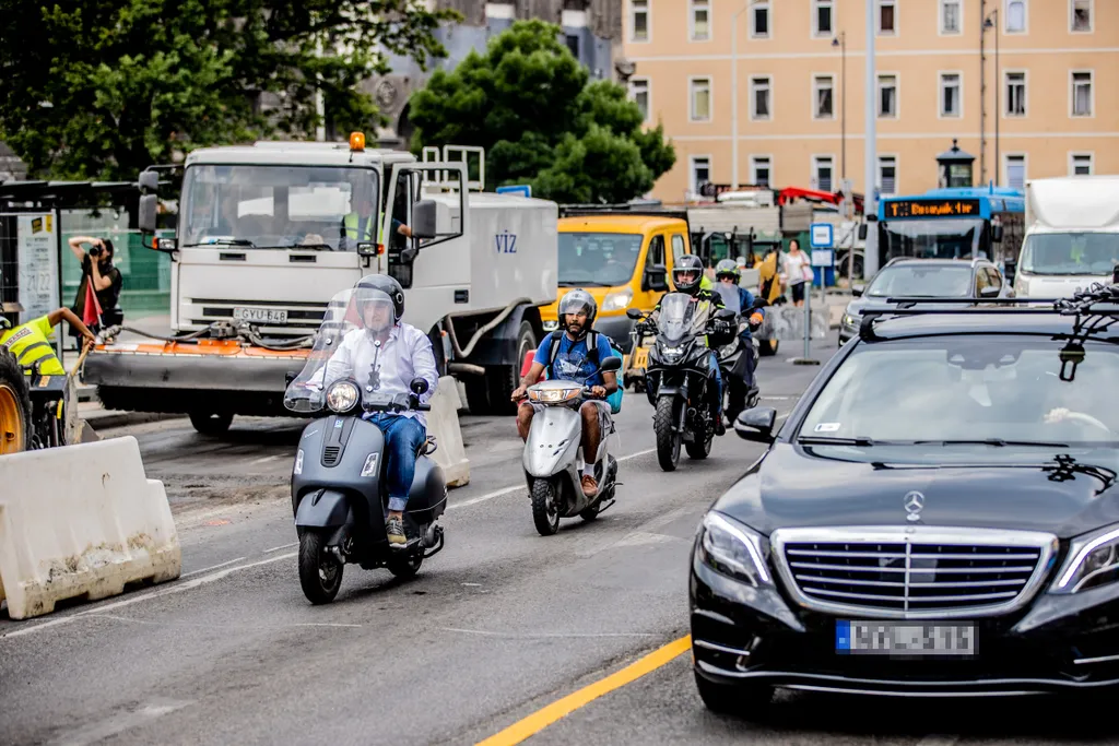 2021.07.12. Budapest, Blaha Lujza tér, dugó, közlekedés, építkezés, autó, BKV, busz, fennakadás, munkagép, torlódás 