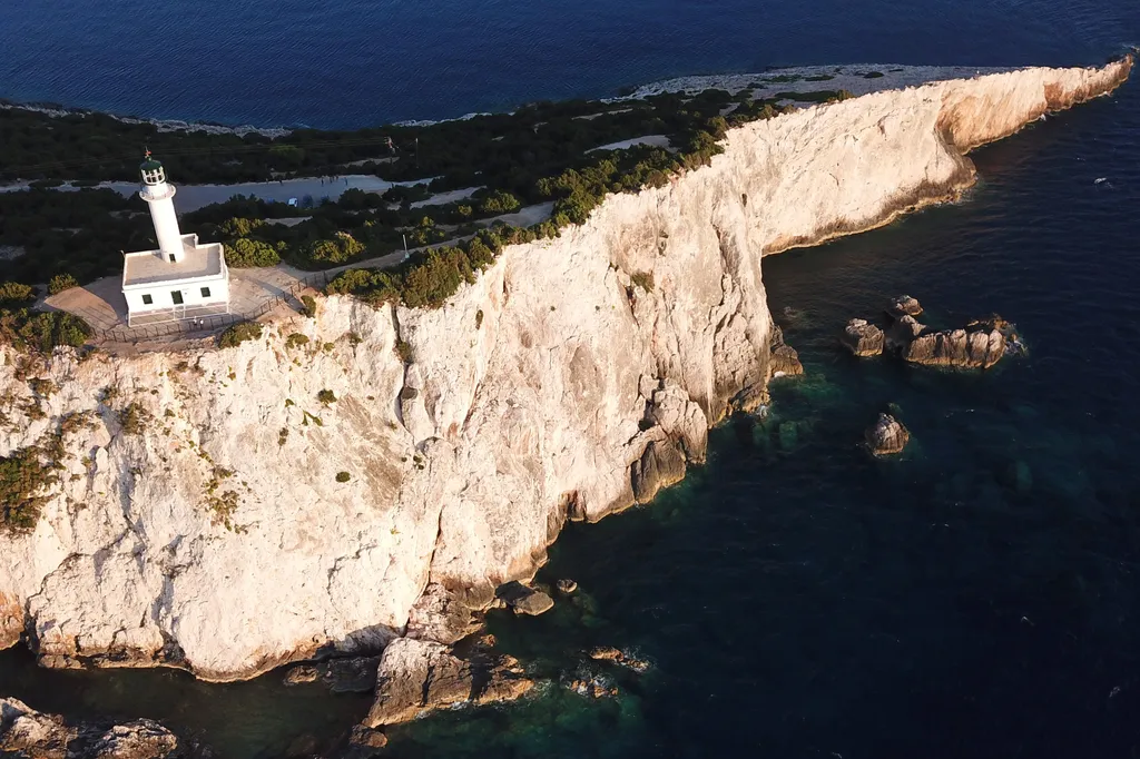 A görög Lefkada sziget legdélebbi pontján egy gyönyörű kilátó áll, Cape Doukato, galéria, 2023 