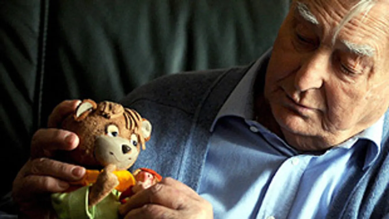 Foky Ottó Munkácsy Mihály- és Balázs Béla-díjas animációs filmrendező alkotásával, a TV maci bábfigurájával kezében