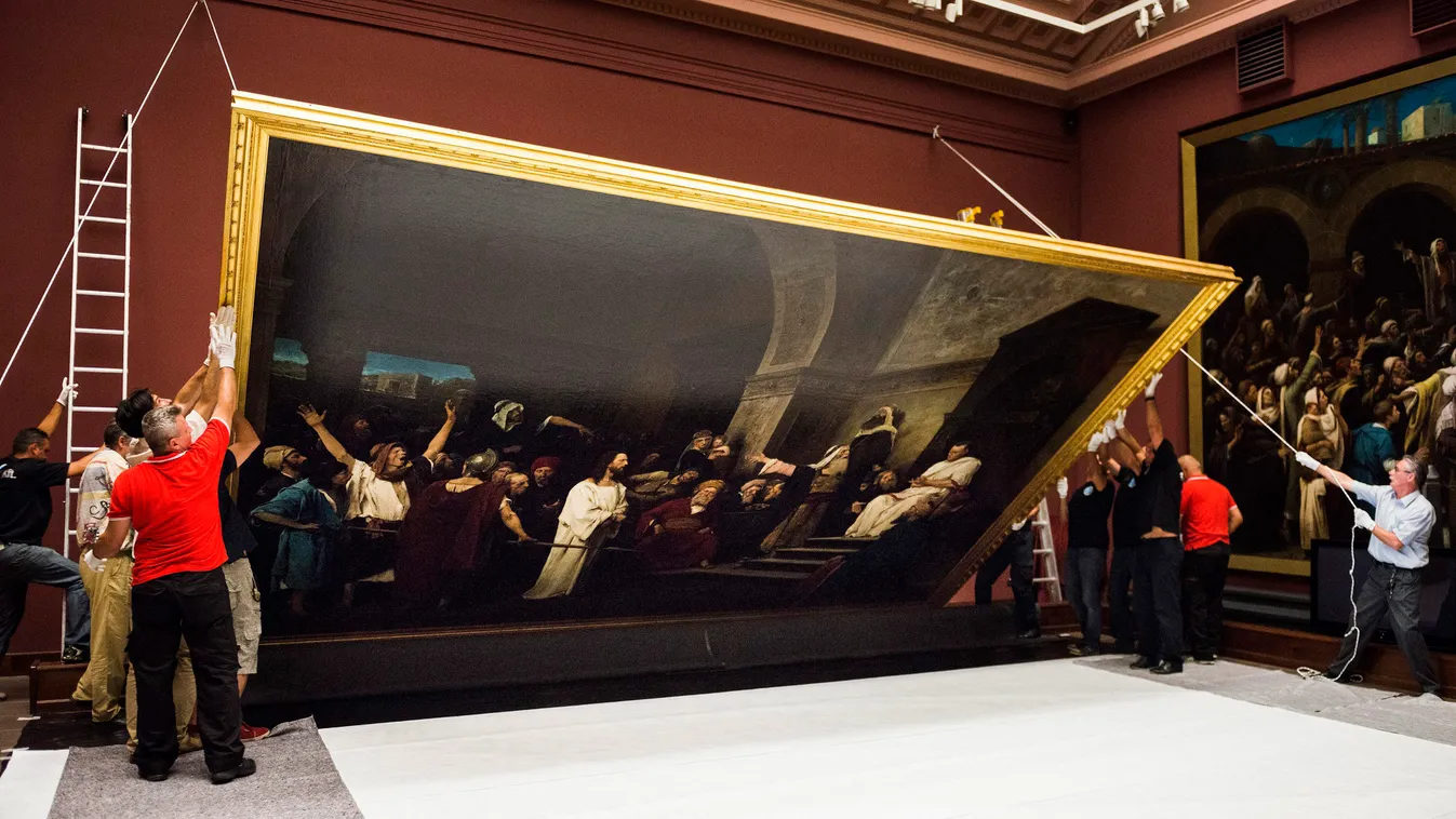 A múzeum munkatársai leemelik a falról Munkácsy Mihály Krisztus Pilátus előtt című festményét a debreceni Déri Múzeumban. A Munkácsy-trilógia része visszakerül a kanadai Hamilton Galériába 