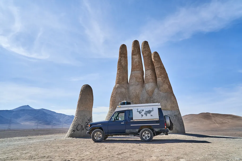 A sivatag keze: 11 méteres tenyér nő ki az Atacama homokjából, galéria, 2023 