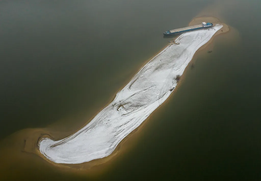 Szob, 2019. január 30.
Megfeneklett, román felségjelzésű, Jess nevű teherhajó a Dunán, az esztergomi Helemba-sziget és Szob között 2019. január 30-án. A hajó január 17-én futott zátonyra.
MTI/Mohai Balázs 