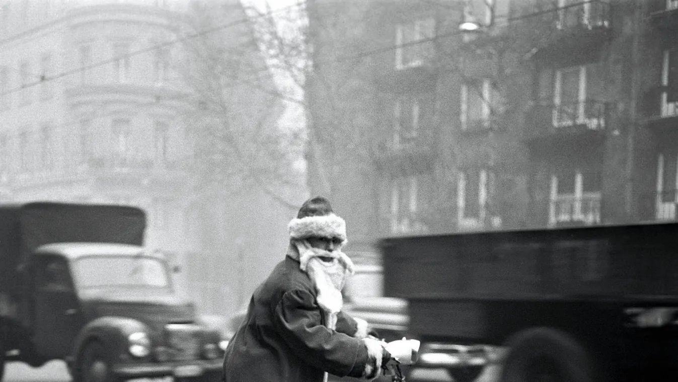 Karácsony TÁRGY ÖLTÖZÉK Budapest, 1962. december 5.
Motoron indul útnak a modern Télapó. A futárszolgálatot a Télapó és a karácsonyi 