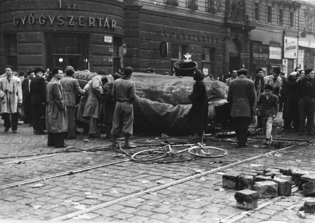 1956 október 23
Budapest VIII.
Rákóczi út - Nagykörút kereszteződés, a Sztálin-szobor darabolása. 