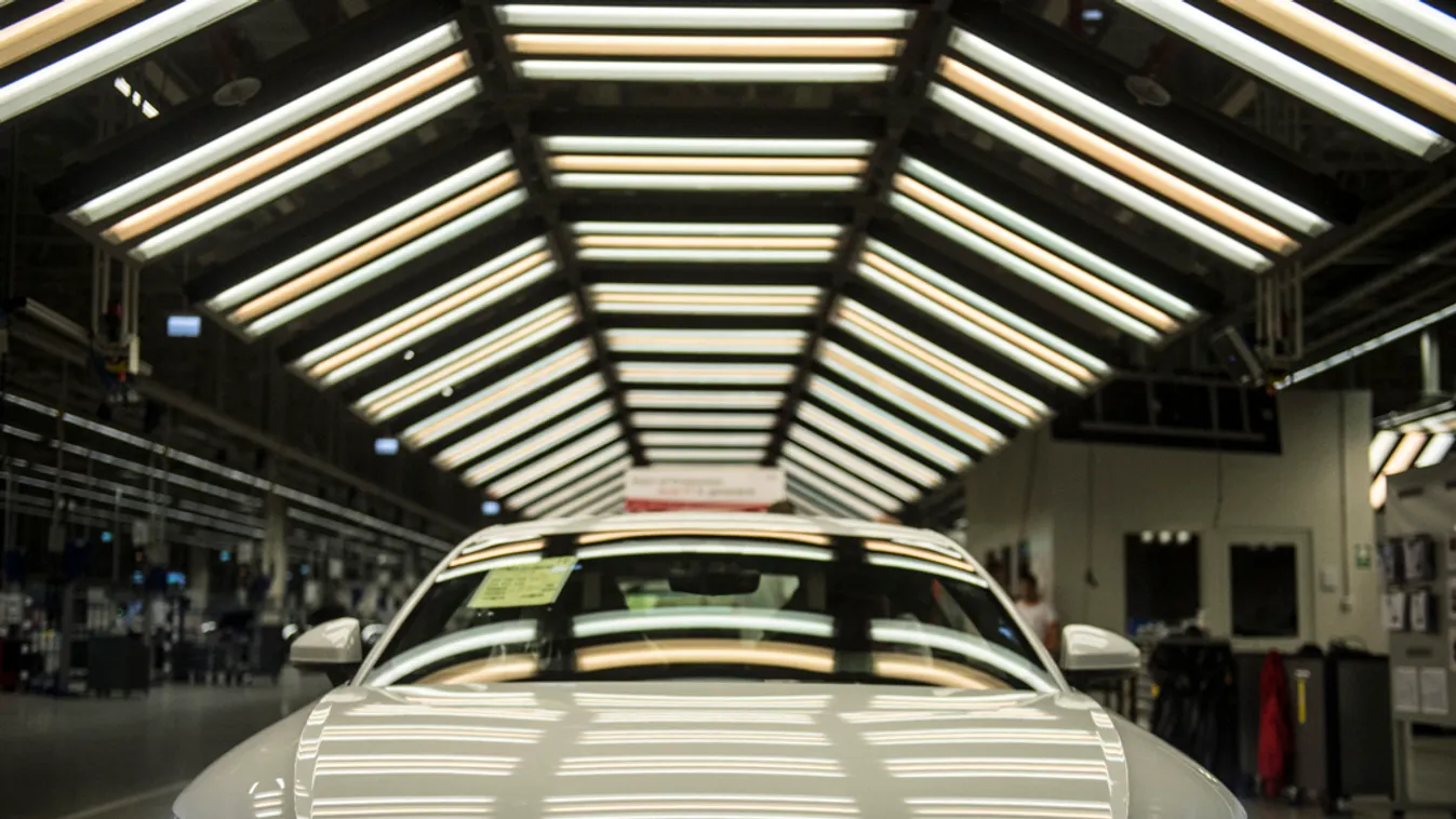 Miután a világ legnagyobb motorgyárává nőtte ki magát, kabrióoffenzívát indított a győri Audi-bázis: az A3 után a TT nyitott változata is teljes egészében itt készül. -  További képekért a gyárból kattintson! 