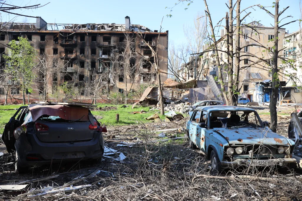 Ukrán válság 2022, orosz, ukrán, háború, Ukrajna, Mariupol, romos ház, épület, lakóház, autó roncs 
