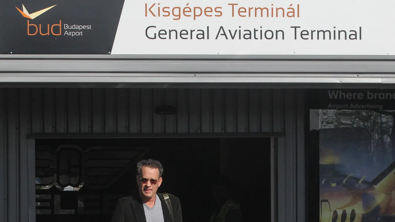 Hanks, Tom Budapest, 2015. április 12.
Tom Hanks Oscar-díjas amerikai színész (k) Budapesten, a Liszt Ferenc Nemzetközi Repülőtér kisgépes terminálján 2015. április 12-én. A színész A Da Vinci-kód című film új része, az Inferno előkészületei miatt érkezet