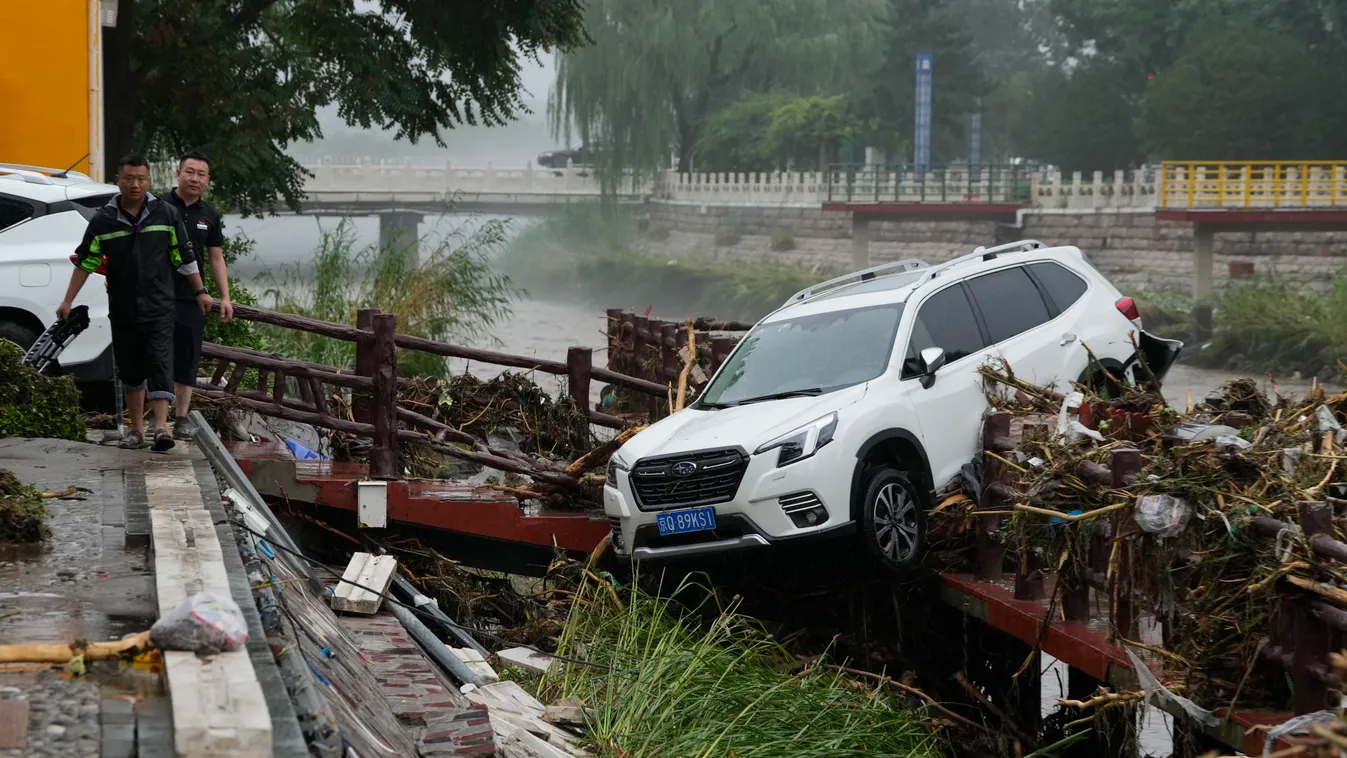 Peking, 2023. augusztus 1.
A Doksuri tájfun okozta árvíz által elsodort autó a nyugat-pekingi Mentugu kerületben 2023. augusztus 1-jén. A hatóságok közlése szerint a kínai fővárosban már 11 halálos áldozata van a heves esőzéseknek és 27 ember tűnt el.
MTI