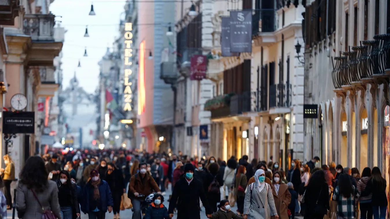 Milánó, 2020. november 28.
Vásárlók tolonganak az üzletek előtt Milánó belvárosában 2020. november 27-én, a fekete péntek (Black Friday) napján. A fekete péntek az Egyesült Államokból terjedt el, ahol a hálaadás napja utáni péntek hagyományosan a karácson