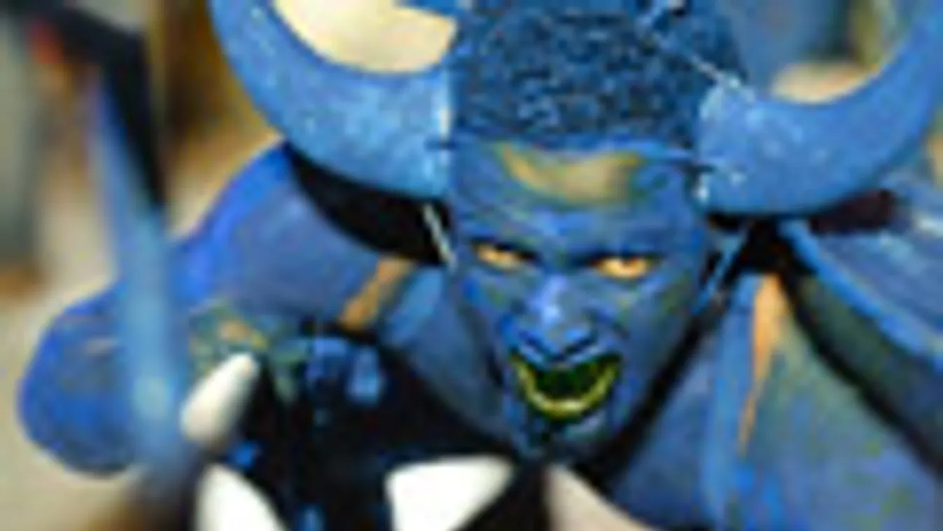 Kék ördögnek öltözött karneválozó Port of Spainben, Trinidad és Tobago fővárosában, 2012. február 17-én, hét képei