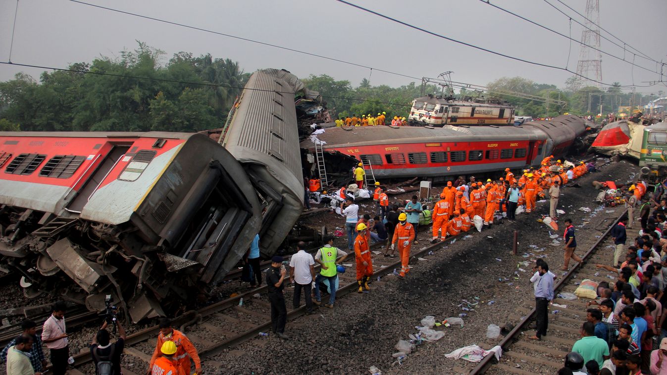 Vonatbaleset India, Balaszor, vonat, baleset  kisiklott egy személyszállító vonat, egy szemből érkező másik pedig ráborult a vagonjaira a kelet-indiai Orissza állam Balaszor körzetében. Több mint 280 ember életét ve 