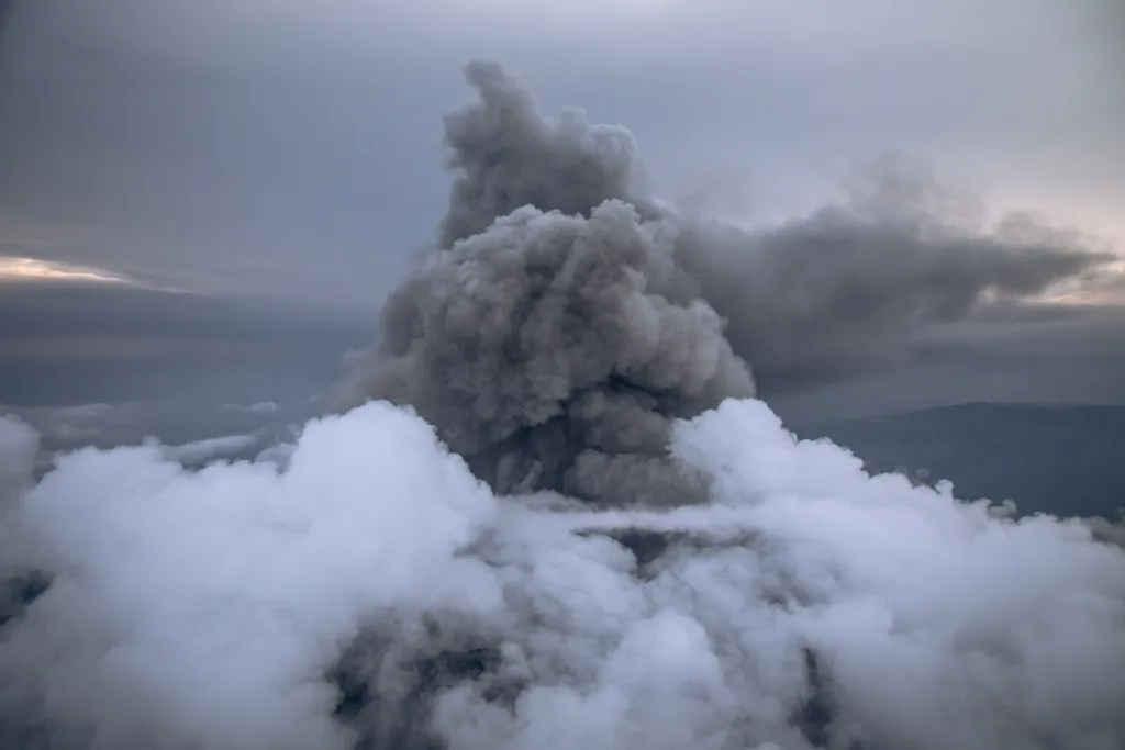 vulkán szakértők helikoptert szállítanak a Kongói Demokratikus Köztársaság kráterébe TOPSHOTS Horizontal GENERAL VIEW VOLCANO ERUPTION VOLCANO AERIAL VIEW 