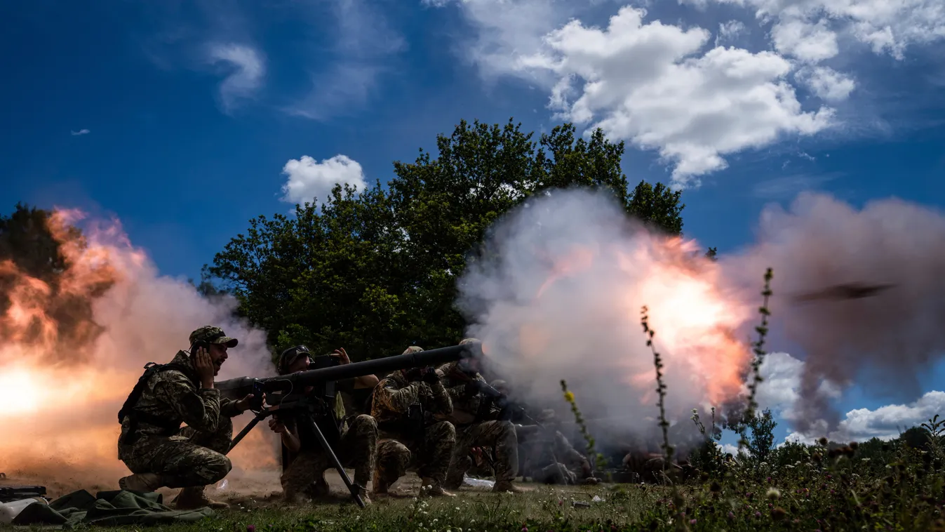Harkiv, 2022. július 19.
Ukrán katonák SPG-9-es páncéltörővel tüzelnek gyakorlatozás közben a kelet-ukrajnai Harkiv térségében 2022. július 19-én.
MTI/AP/Jevhen Maloletka 