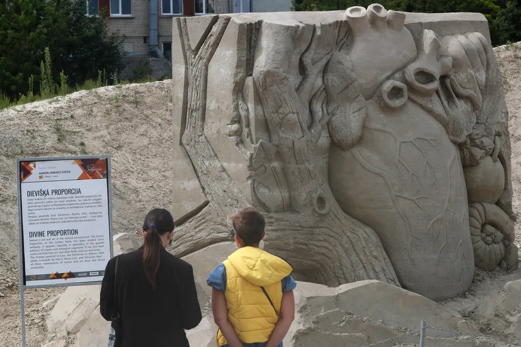 Homokszobrászat Lettországban látványos alkotásokkal, homokszobor, Lettország, művészet, szobor, szobrászat, alkotás, Jelgava, tengerparti kiállítás 