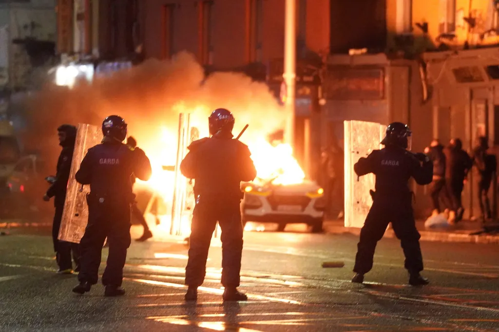 Zavargások késes támadás Írország, 2023.11.24.,   2 Dublin belvárosában, ahol zavargások törtek ki egy késelés miatt 2023. november 23-án. Órákkal korábban egy férfi öt embert, köztük három gyermeket megsebesített, az egyikük 