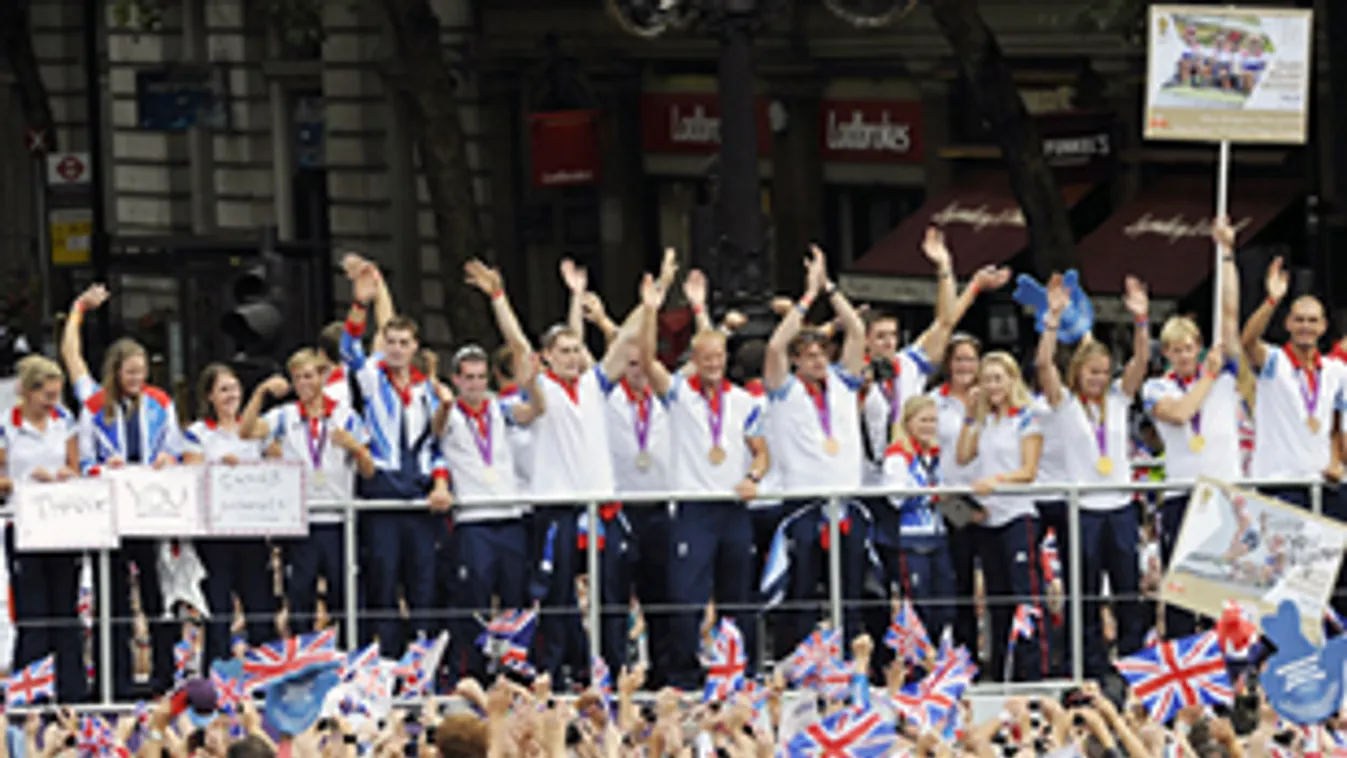 Több ezren ünneplik a brit olimpiai és paralimpai válogatott tagjait, amint kamionokon végigvonulnak a London olimpiai nyarát záró sportparádén a brit fővárosban 