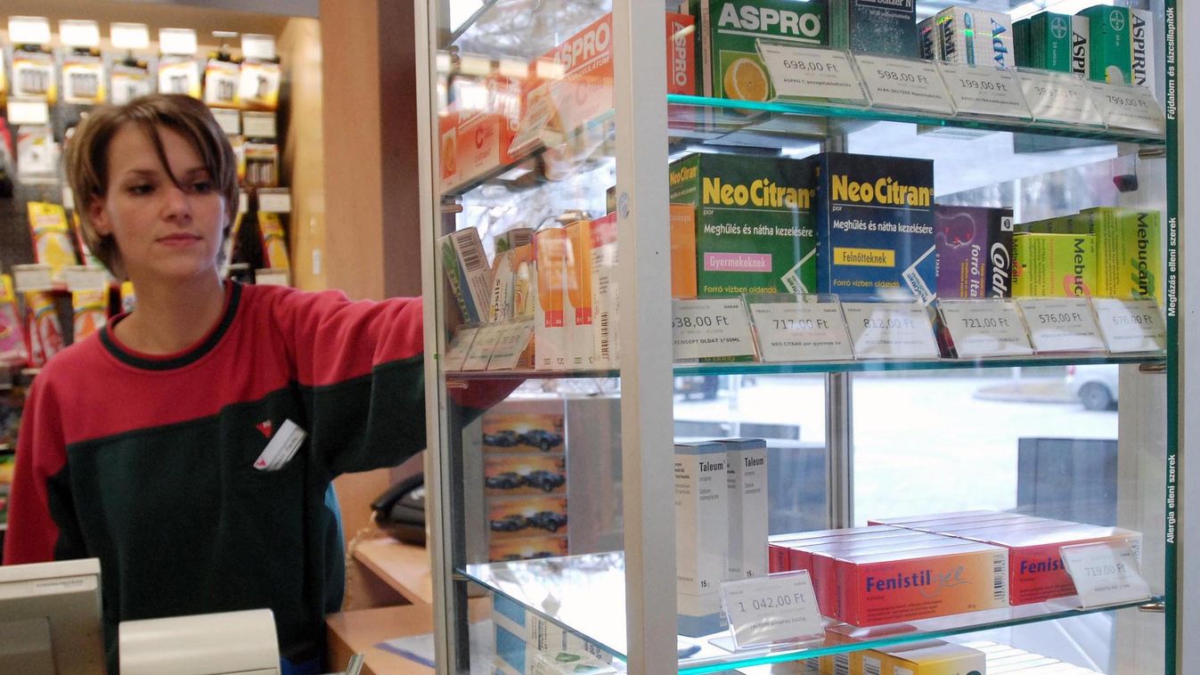 Hol vegyünk gyógyszert, ha vasárnap fáj a fejünk? Gyógyszerszekrény a Mol egyik budapesti benzinkútjánál, benzinkút, gyógyszer, illusztráció 