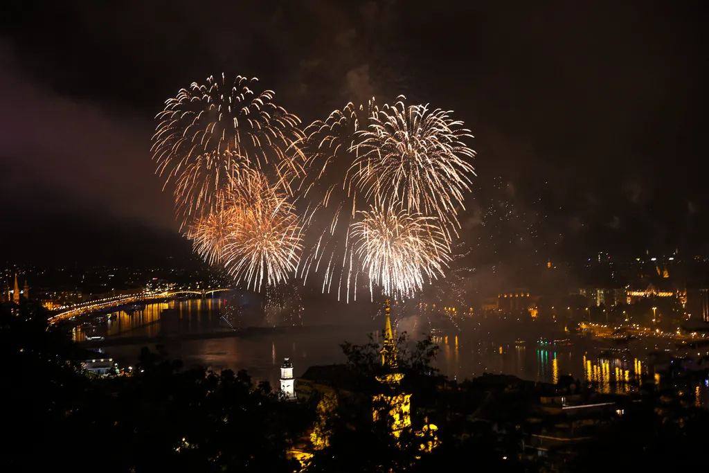 Tűzijáték, Budapest, 2022.08.27., „Tűz és fények játéka" című műsor 