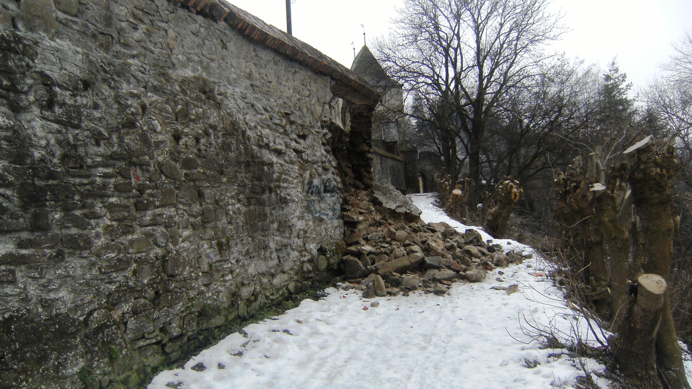 Segesvári vár fala beomlott 