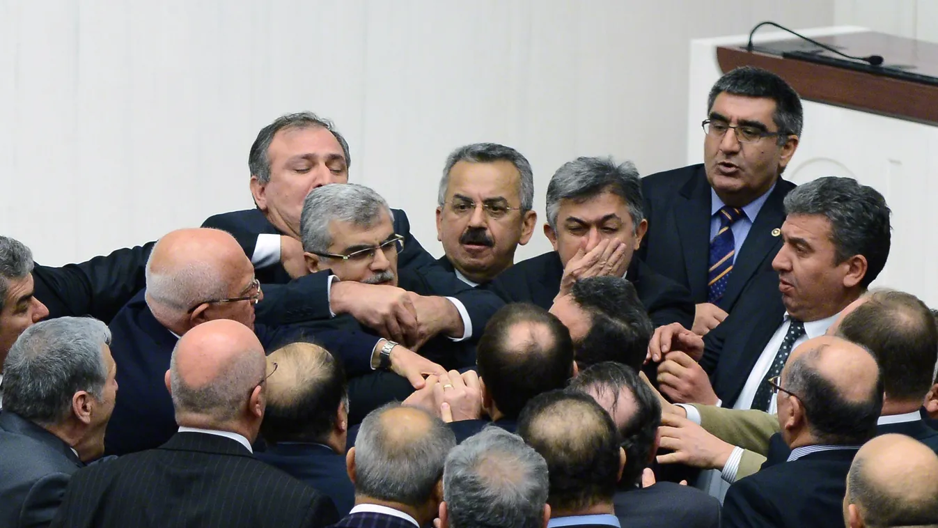 Beverték egy képviselő orrát a török parlamentben 