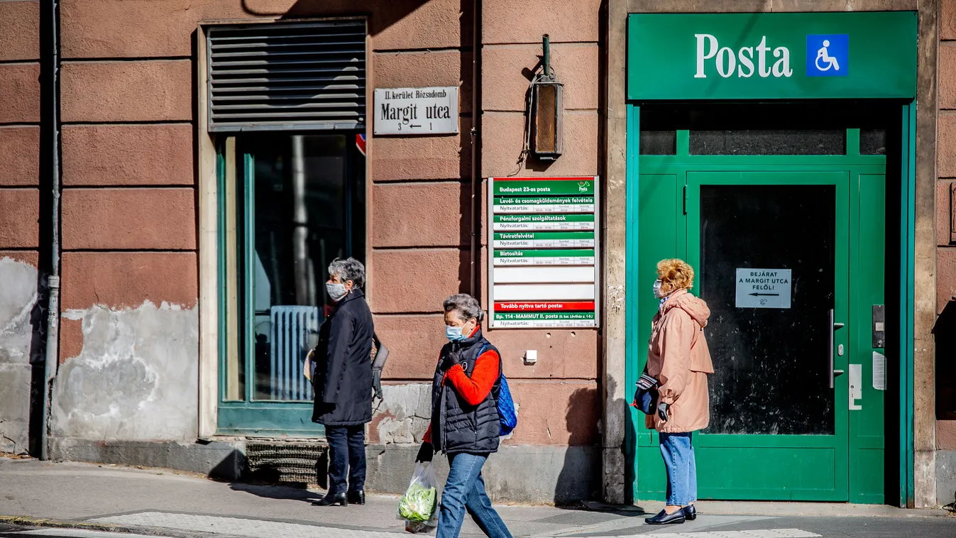 Koronavírus, vírus, Budapest, maszk, arcmaszk, védőmaszk, posta, sor, sorbanállás, sorban állás, idős, nyugdíjas 