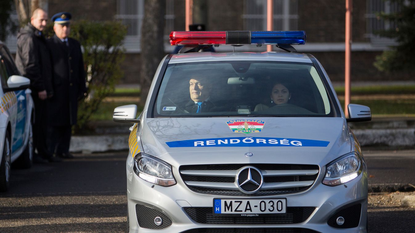 Orbán Viktor miniszterelnök a Rendőrség új szolgálati gépjárműveinek átadásán (autó) 