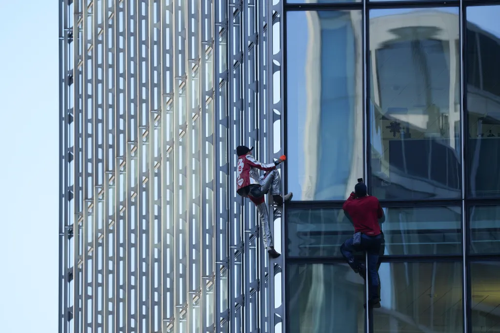 Frankfurt, Alain Robert, mászó, sziklamászó, falmászó, pókember, francia, felhőkarcoló 
