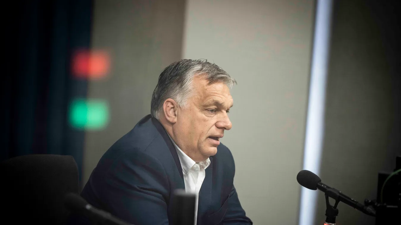Miniszterelnöki interjú a Kossuth rádióban  
 ORBÁN Viktor Budapest, 2021. július 16.
A Miniszterelnöki Sajtóiroda által közreadott képen Orbán Viktor kormányfő interjút ad a Jó reggelt, Magyarország! 