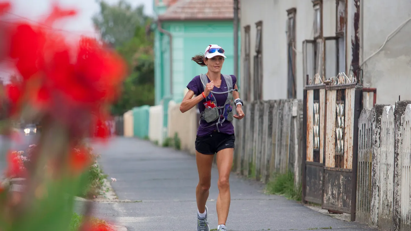 Lubics Szilvia felkészülés fut Közéleti személyiség foglalkozása MOZOG sportoló SZEMÉLY Galambok, 2013. szeptember 5.
Lubics Szilvia hosszútávfutó, ultramaratonista fut a Zala megyei Galambokon 2013. szeptember 4-én. A verseny 2011-es női győztese idén ne