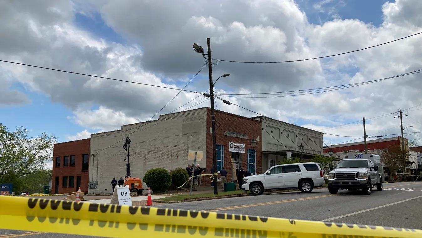 Dadeville, 2023. április 17.
Lövöldözés után helyszínelnek nyomozók az Alabama állambeli Dadeville-ben 2023. április 16-án. Az előző éjjel egy 16 éves diáklány születésnapi ünnepségén tört ki lövöldözés egy szórakozóhelyen, és négyen életüket vesztették, 